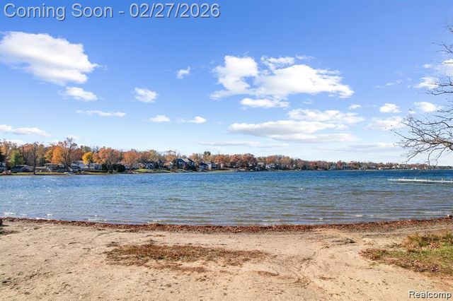 6885 Aeroview Street, West Bloomfield, MI 48324