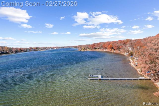 6885 Aeroview Street, West Bloomfield, MI 48324