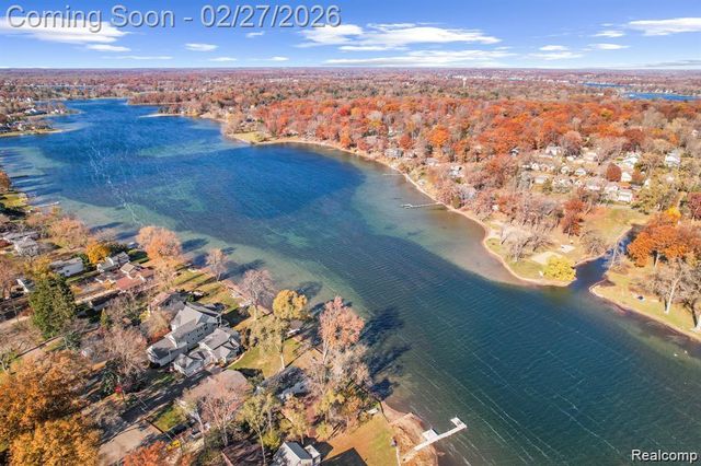 6885 Aeroview Street, West Bloomfield, MI 48324