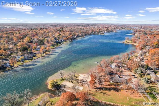 6885 Aeroview Street, West Bloomfield, MI 48324