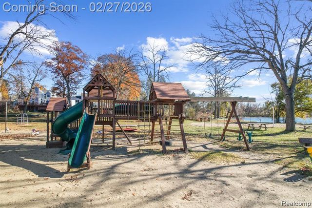 6885 Aeroview Street, West Bloomfield, MI 48324