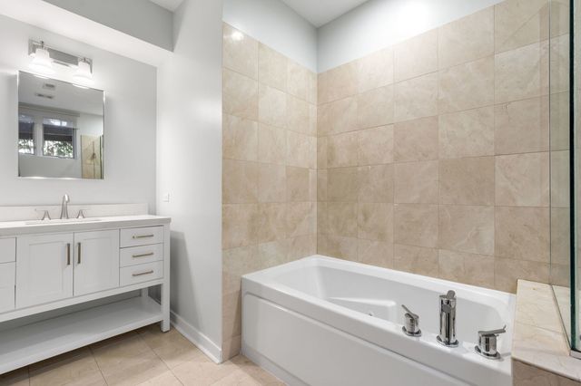 2065 N Kedzie Avenue 104, Chicago, IL 60647