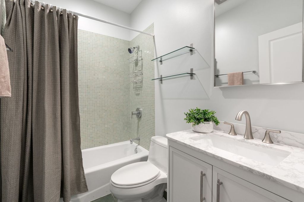 Image 13 of property listing at 2065 N Kedzie Avenue 104, Chicago, IL 60647