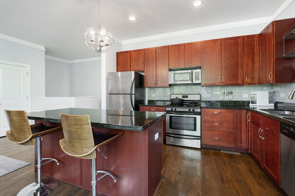Image 3 of property listing at 2065 N Kedzie Avenue 104, Chicago, IL 60647