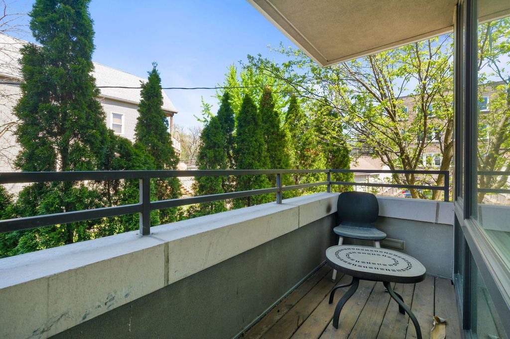 Image 5 of property listing at 2065 N Kedzie Avenue 104, Chicago, IL 60647