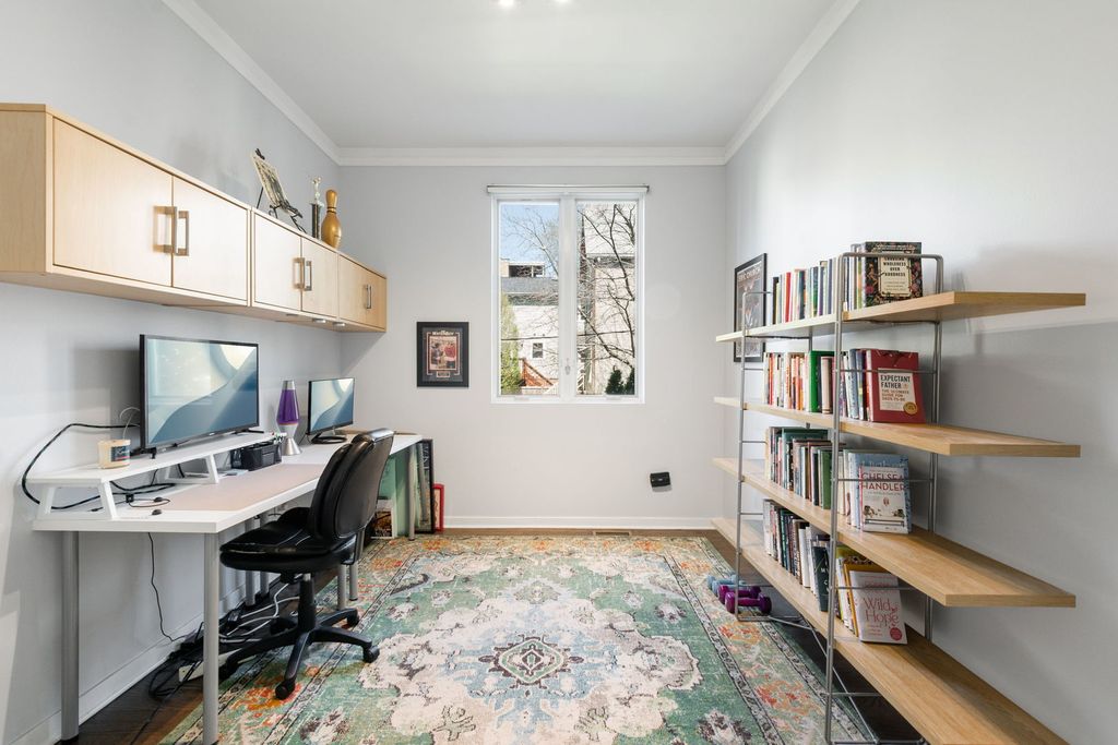 Image 6 of property listing at 2065 N Kedzie Avenue 104, Chicago, IL 60647