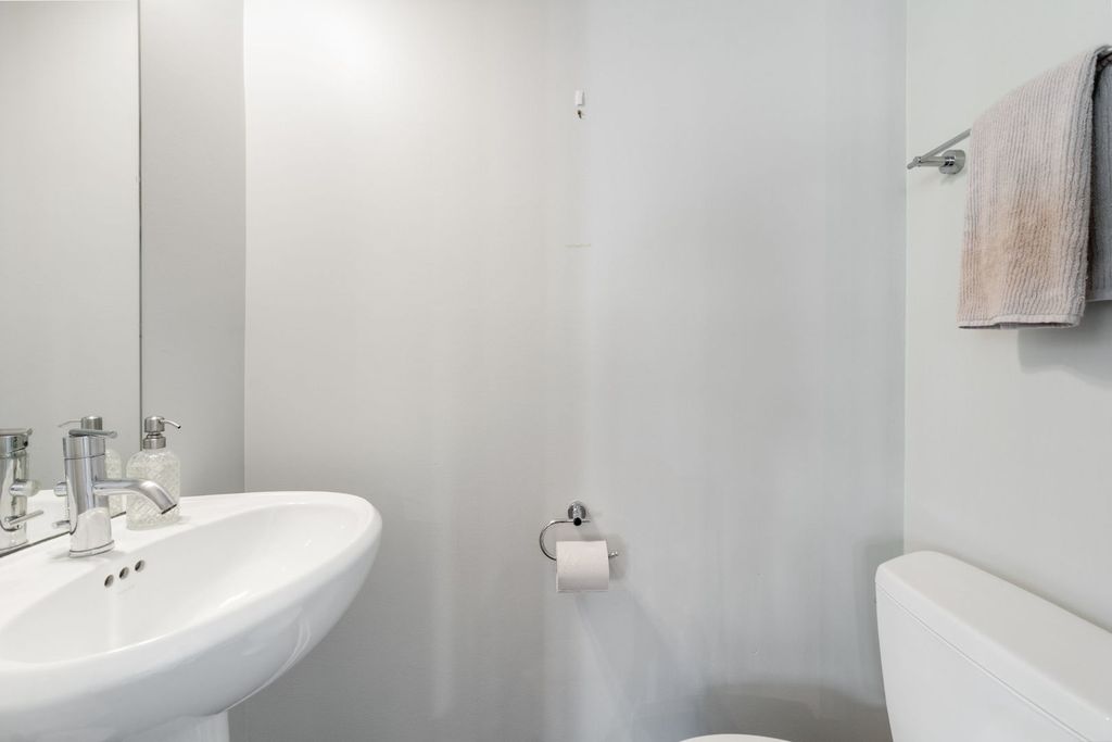 Image 7 of property listing at 2065 N Kedzie Avenue 104, Chicago, IL 60647