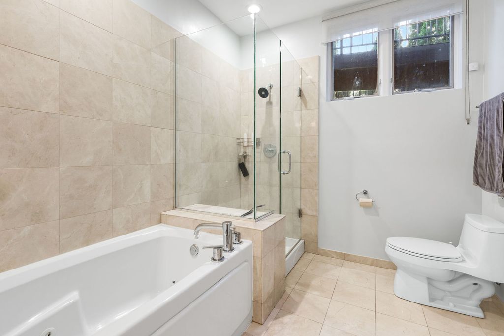 Image 10 of property listing at 2065 N Kedzie Avenue 104, Chicago, IL 60647