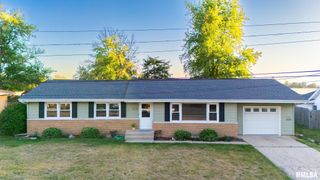 320 OAKWOOD Circle, Washington, IL 61571