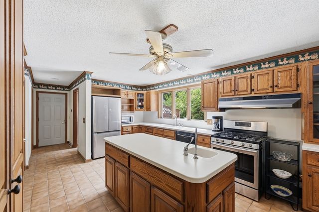 31 Shirley St, Wilbraham, MA 01095