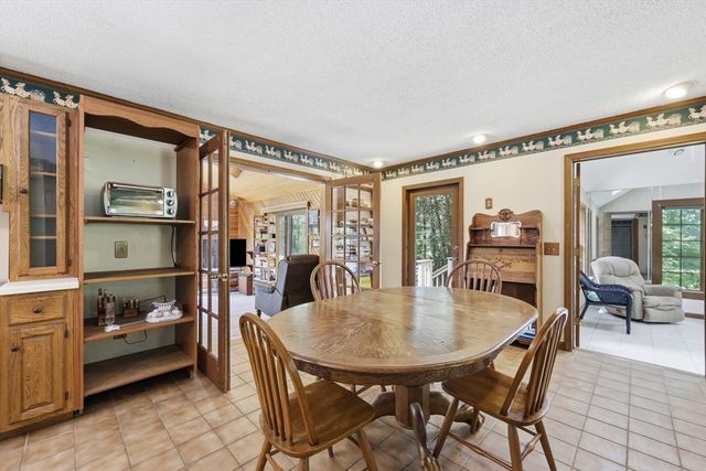 31 Shirley St, Wilbraham, MA 01095