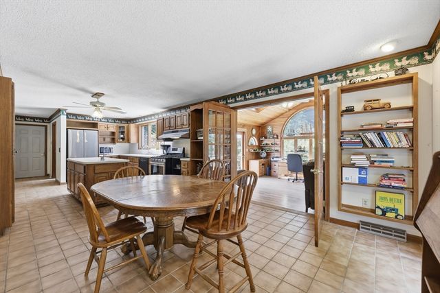 31 Shirley St, Wilbraham, MA 01095