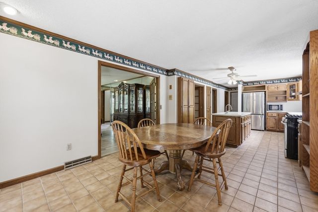 31 Shirley St, Wilbraham, MA 01095