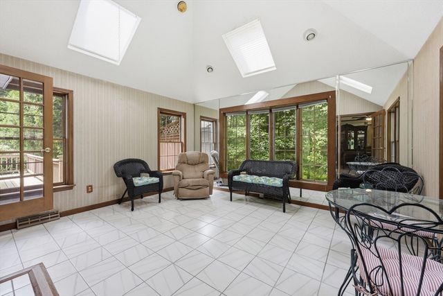 31 Shirley St, Wilbraham, MA 01095