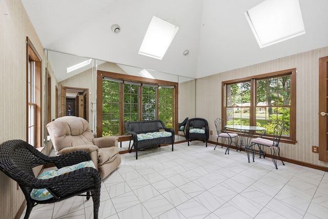 31 Shirley St, Wilbraham, MA 01095