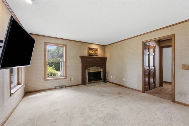31 Shirley St, Wilbraham, MA 01095