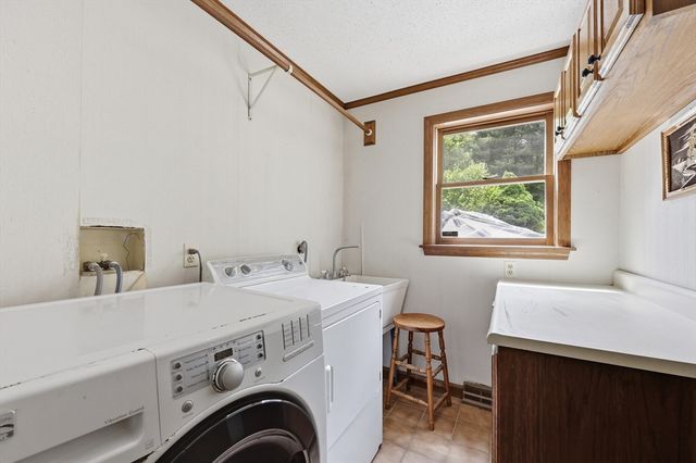 31 Shirley St, Wilbraham, MA 01095