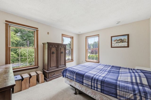 31 Shirley St, Wilbraham, MA 01095