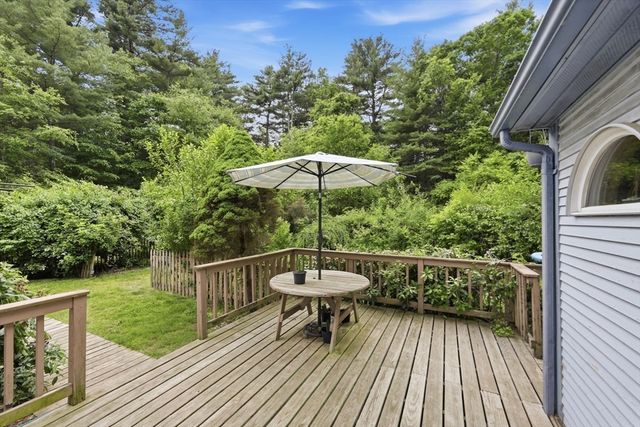 31 Shirley St, Wilbraham, MA 01095