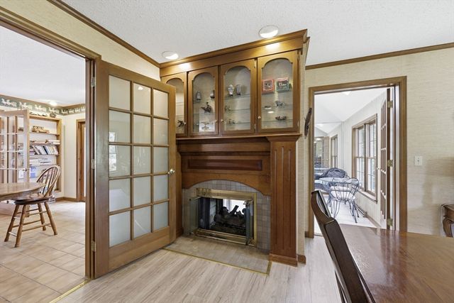 31 Shirley St, Wilbraham, MA 01095
