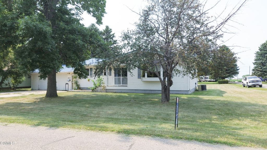 402 4th Avenue SW, Steele, ND 58482 photo 2