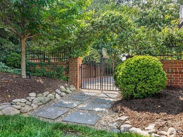 1811 Queens Road W, Charlotte, NC 28207