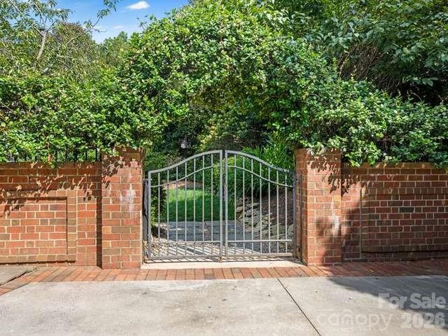 1811 Queens Road W, Charlotte, NC 28207