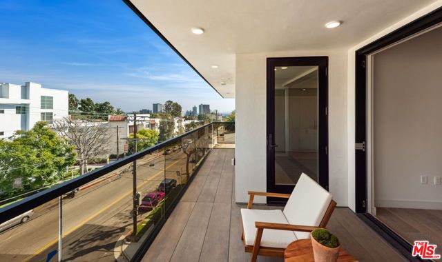 505 Barrington 402, Los Angeles, CA 90049