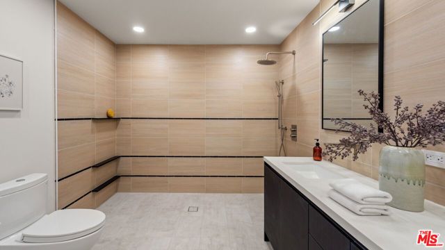 505 Barrington 402, Los Angeles, CA 90049