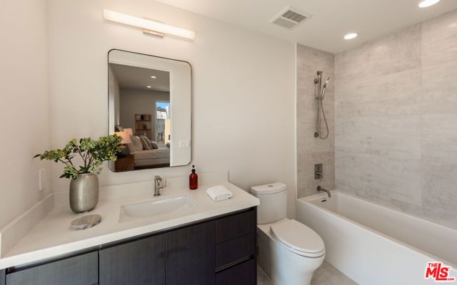 505 Barrington 402, Los Angeles, CA 90049