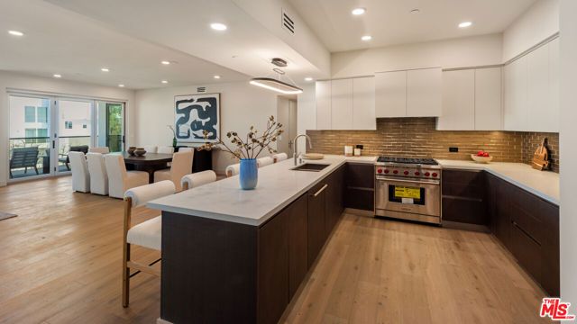 505 Barrington 402, Los Angeles, CA 90049