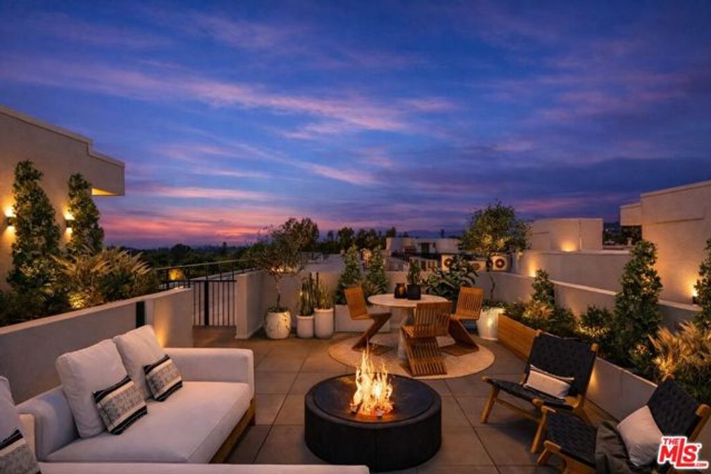 505 Barrington 402, Los Angeles, CA 90049