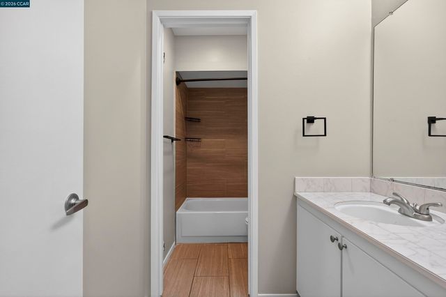 5492 Roundtree Dr A, Concord, CA 94521