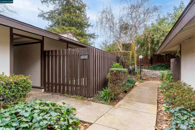 5492 Roundtree Dr A, Concord, CA 94521