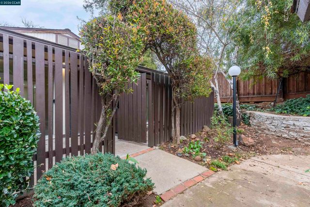 5492 Roundtree Dr A, Concord, CA 94521