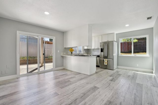 8206 Summerplace Dr, Citrus Heights, CA 95621