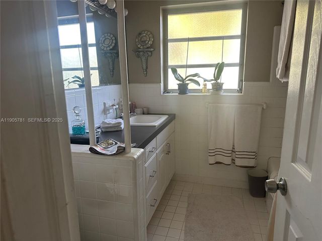 2805 NE 16th Ave, Wilton Manors, FL 33334