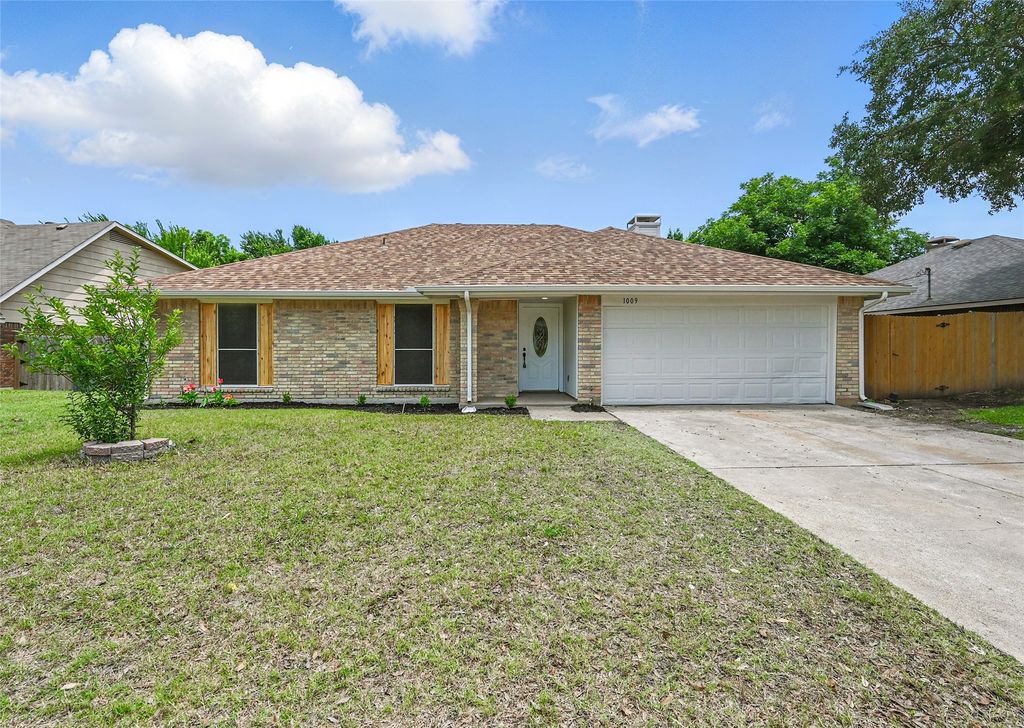 1009 Meadow Creek Drive, Lancaster, TX 75146