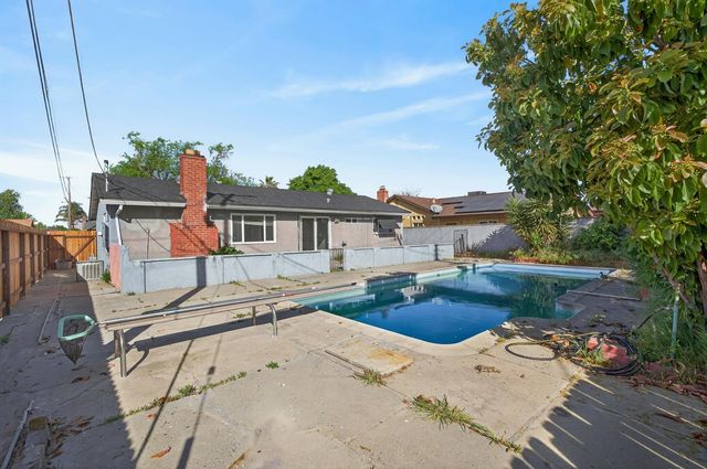 6741 Steiner Dr, Sacramento, CA 95823