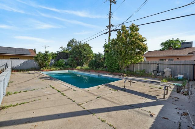 6741 Steiner Dr, Sacramento, CA 95823