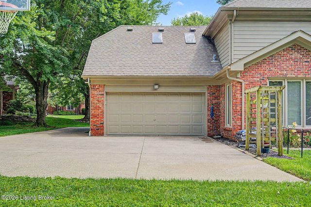 7611 Wolfspring Ct, Louisville, KY 40241