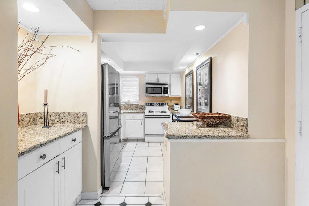 Image 7 of property listing at 3301 S Ocean Boulevard 201, Highland Beach, FL 33487