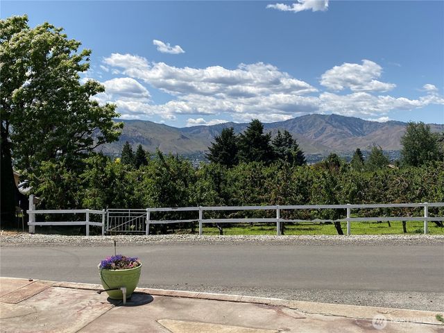 1055 N Jackson Avenue, East Wenatchee, WA 98802