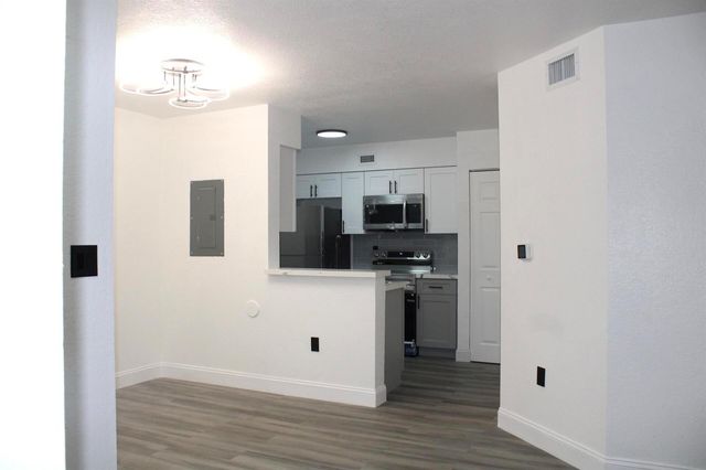 2820 N Oakland Forest Drive N 106, Oakland Park, FL 33309