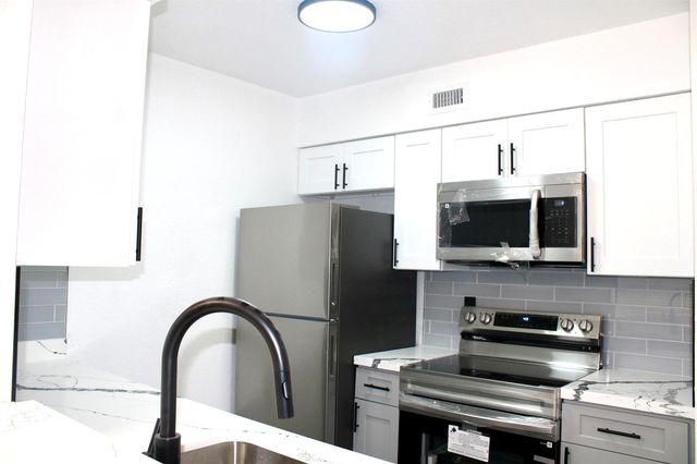 2820 N Oakland Forest Drive N 106, Oakland Park, FL 33309