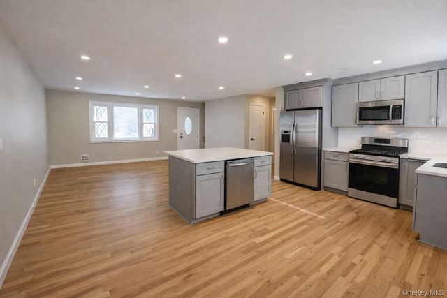 109 N Greene Avenue, Lindenhurst, NY 11757