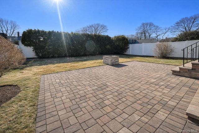 109 N Greene Avenue, Lindenhurst, NY 11757