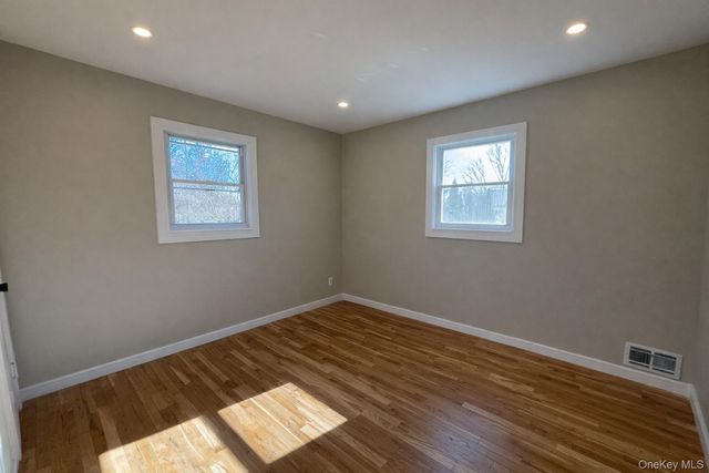 109 N Greene Avenue, Lindenhurst, NY 11757