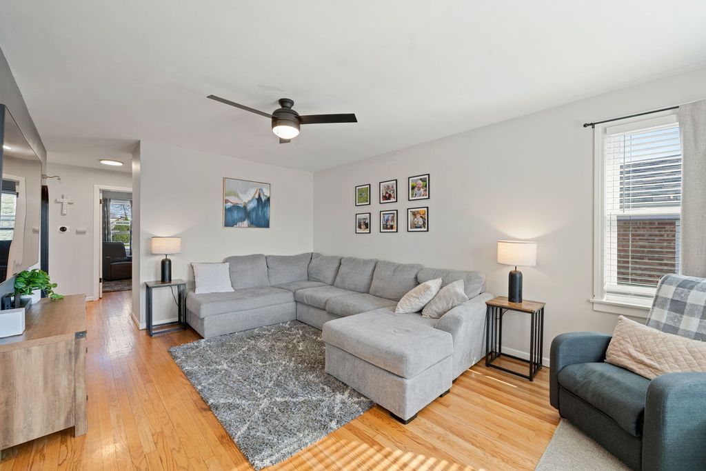 Image 2 of property listing at 3539 Sunset Lane, Franklin Park, IL 60131