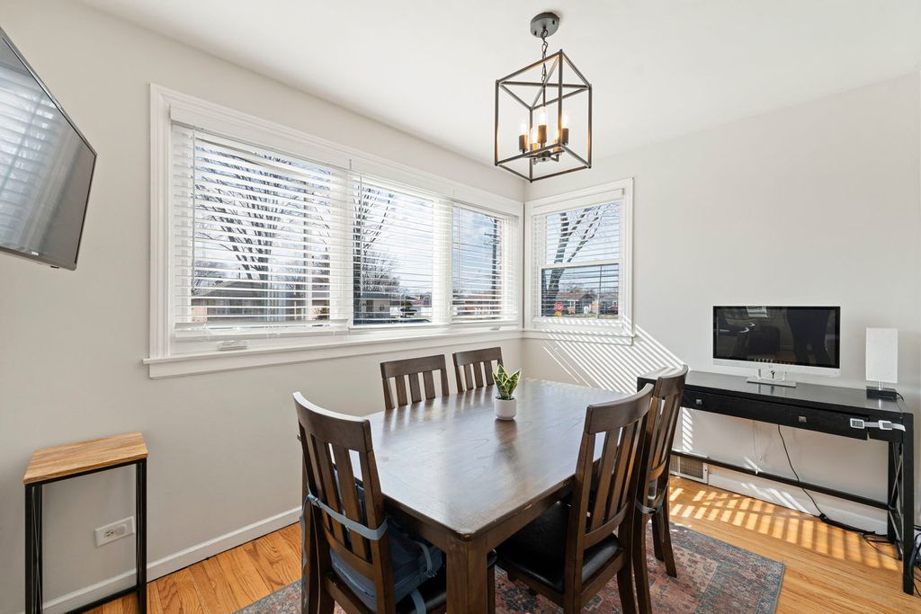Image 8 of property listing at 3539 Sunset Lane, Franklin Park, IL 60131